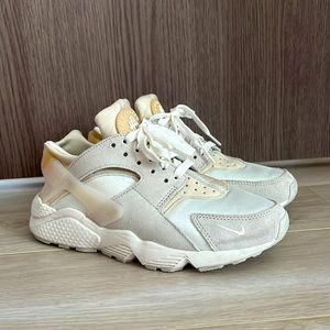Nike Huarache Women’s 8 in White/Cream